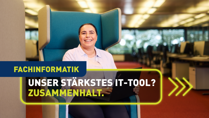 Auszubildende in einem blauen modernen Sessel im DRV Bund Büro. Sie hat einen Laptop auf dem Schoß